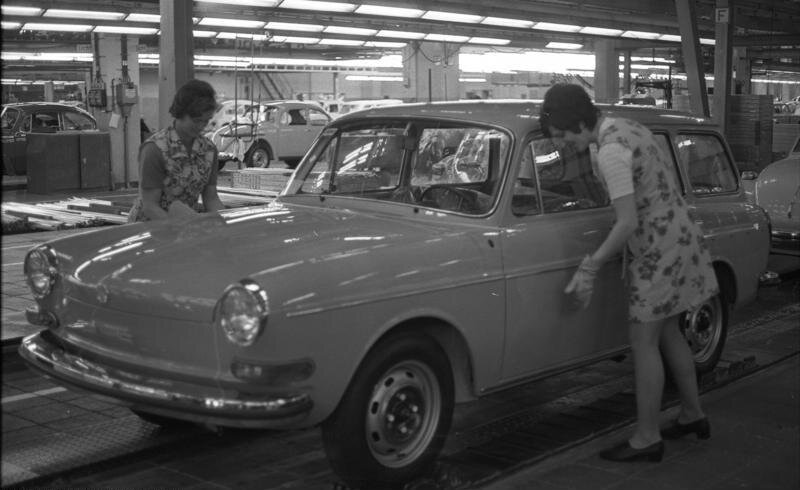 Bundesarchiv_B_145_Bild-F038789-0020A_Wolfsburg_VW_Autowerk.jpg.3d7bfaf8c3ec47b0cd48b7c970b3475e.jpg