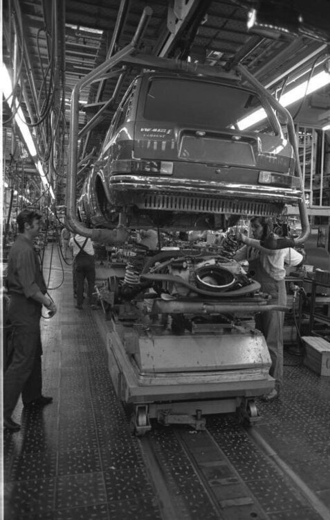 Bundesarchiv_B_145_Bild-F038789-0025A_Wolfsburg_VW_Autowerk.thumb.jpg.d41a68530995be973f1879be4b62da61.jpg